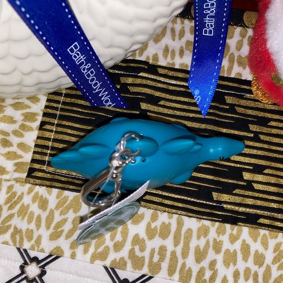BATH AND BODY WORKS NOISE MAKING STEGOSAURUS POCKETBAC HOLDER➕SANITIZER - Picture 4 of 7